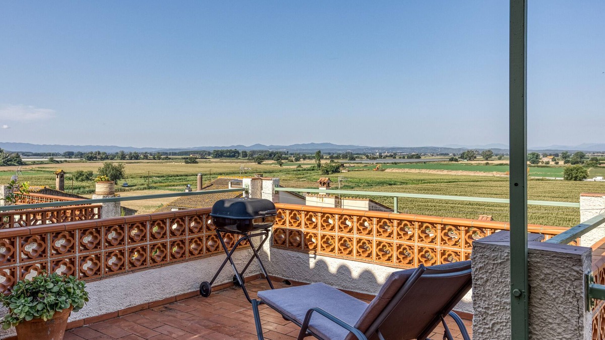 Bellcaire d'Emporda Apartment | Apartment with Views in Bellcaire