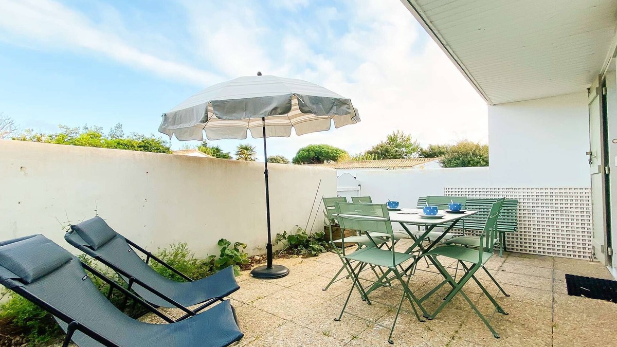 La Couarde-sur-Mer Apartment | Apartment with courtyard communal pool and parking