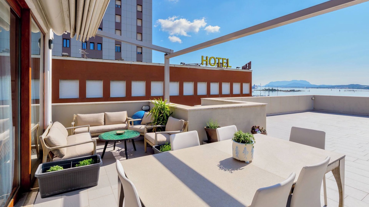 Olbia City Centre Apartment | Apartment 'Window On The Sea' with Sea View, Wi-Fi and Air Conditioning