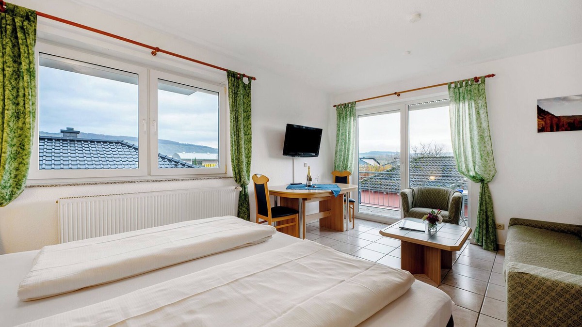 Thornich Apartment | Apartment 'Winnie Puuh' with Mountain View, Private Garden and Wi-Fi