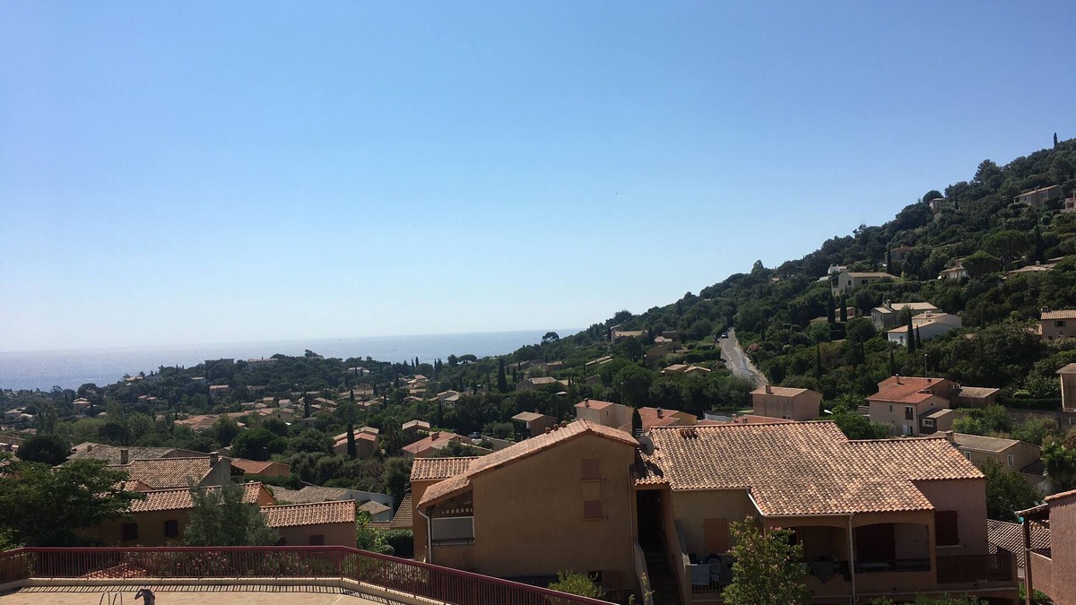 Cavalaire-sur-Mer Condo | Apartment with 180° sea view and 12 m2 terrace