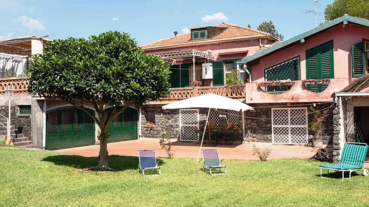 Acireale House | Apartment with 250 sqmt garden in house/villa - 3 rooms - 4/5 persons