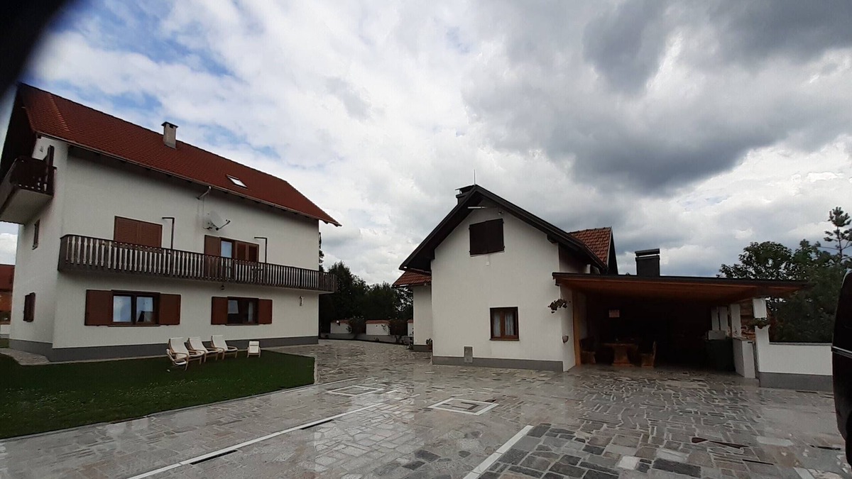 Dreznik Grad Apartment | APARTMENT WITH 3 DOUBLE BEDROOMS, ROOM, KITCHEN, AND BATHROOM.