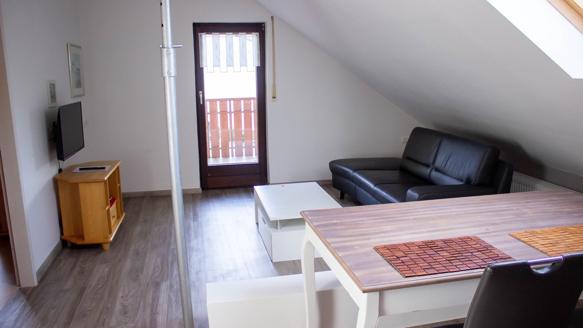 Hillesheim Apartment | Apartment with a covered south-facing balcony