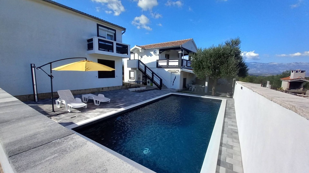 Podgradina Apartment | Apartment with a pool, mountainview, near the sea!