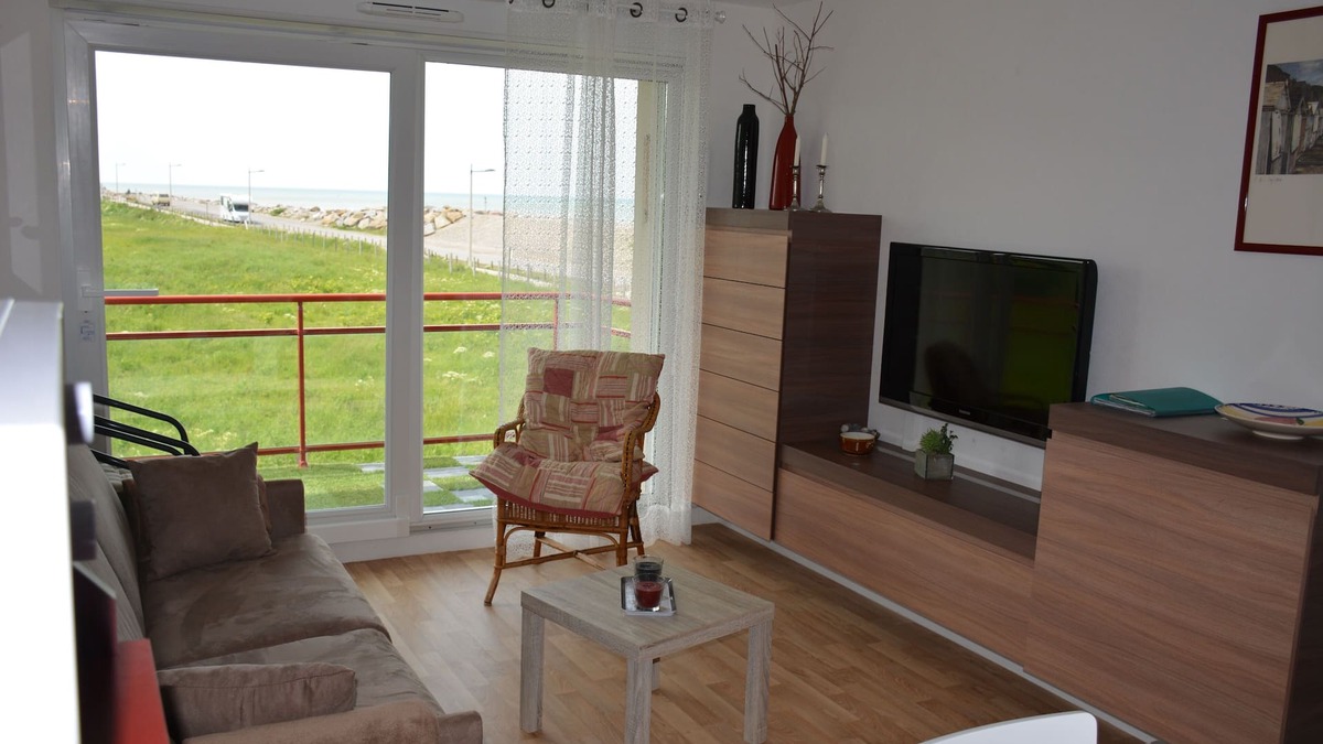 Criel-sur-Mer Apartment | Apartment with balcony, overlooking the sea and cliff, facing south.