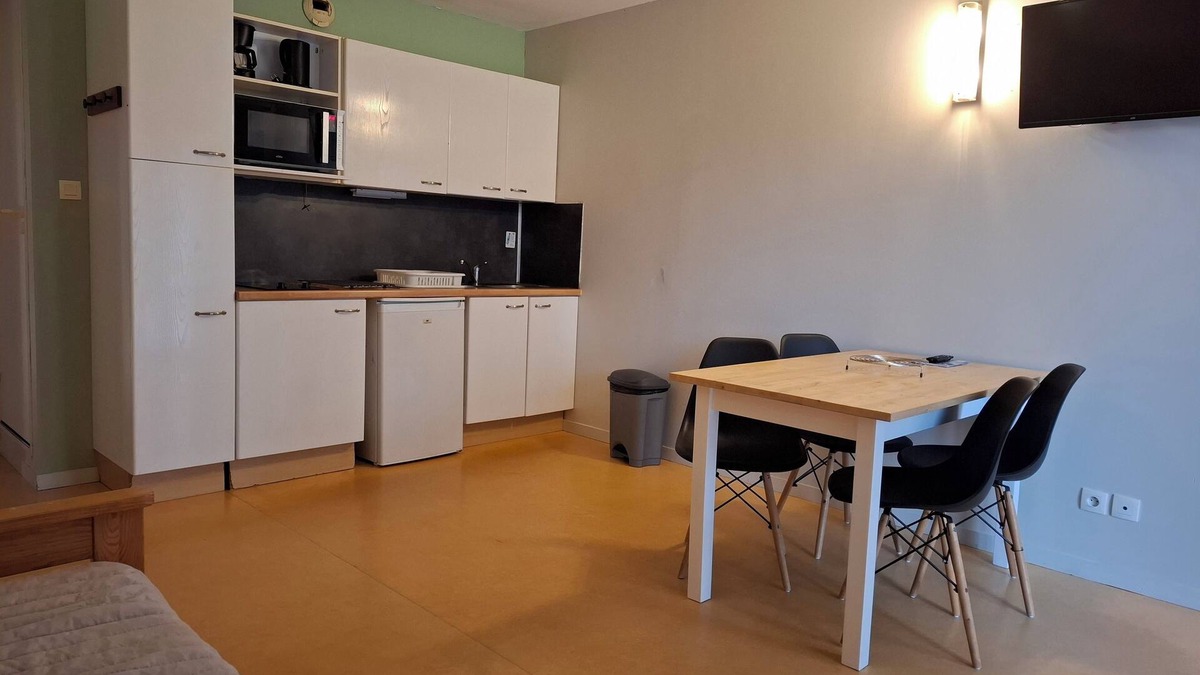 Getigne Apartment | Apartment with balcony and garden access by the river next to Clisson