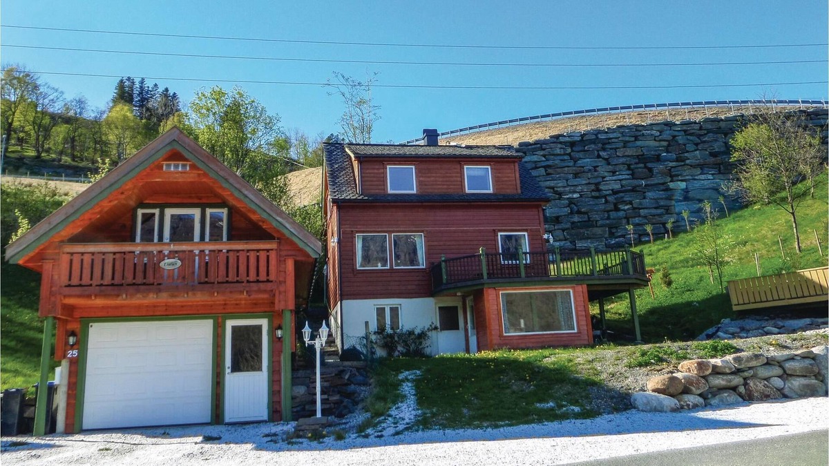 Etne Apartment | Apartment with charm, beautifully located overlooking the lake Stordalsvatnet and mighty mountains.