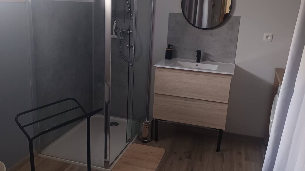 Mirebeau Apartment | Apartment with exterior