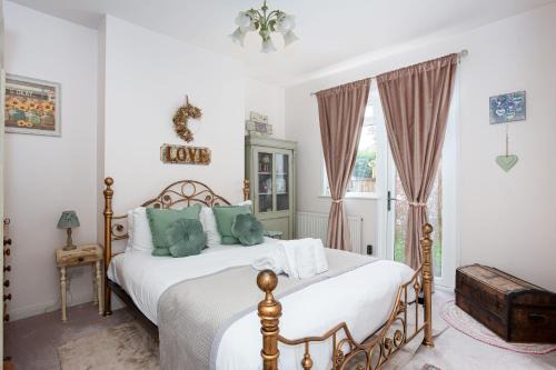 Leigh-on-Sea Apartment | Apartment with Free parking - 6 min drive to beach!