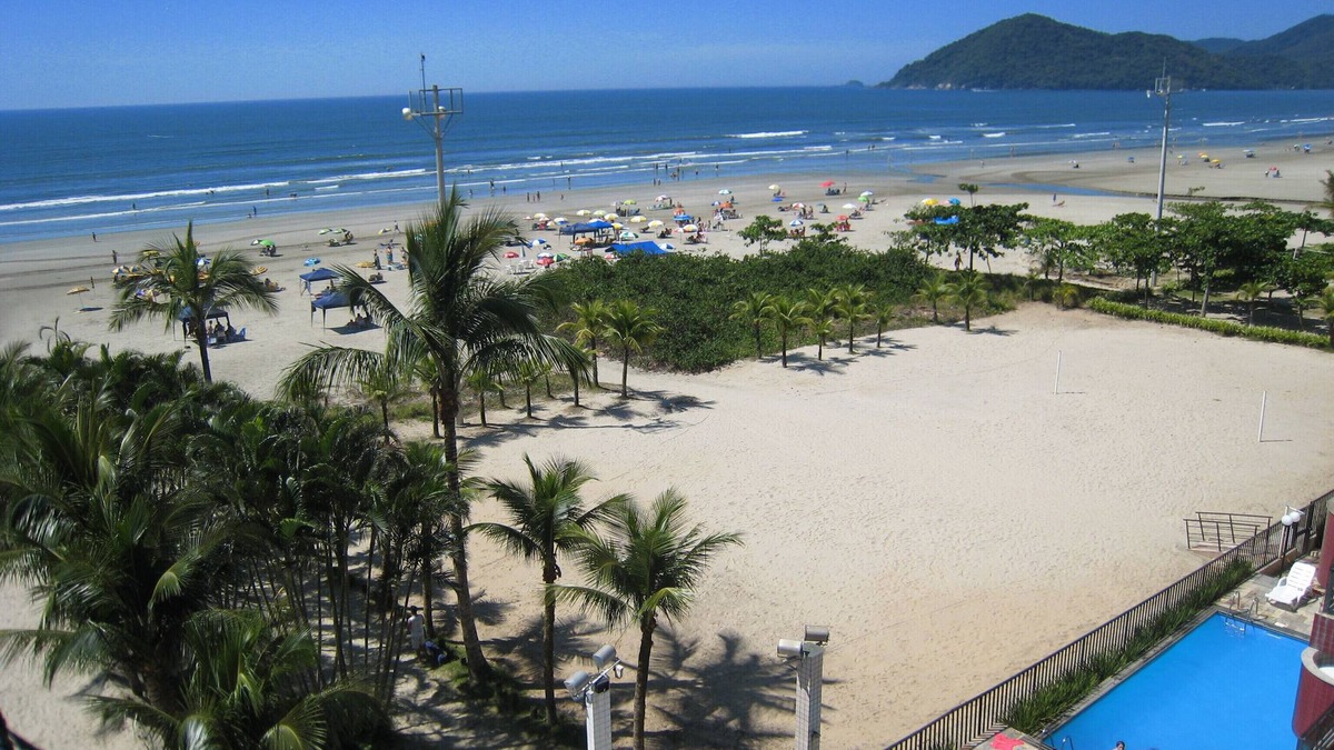 Bertioga Apartment | Apartment with garage, sea view & direct access to pool and sea