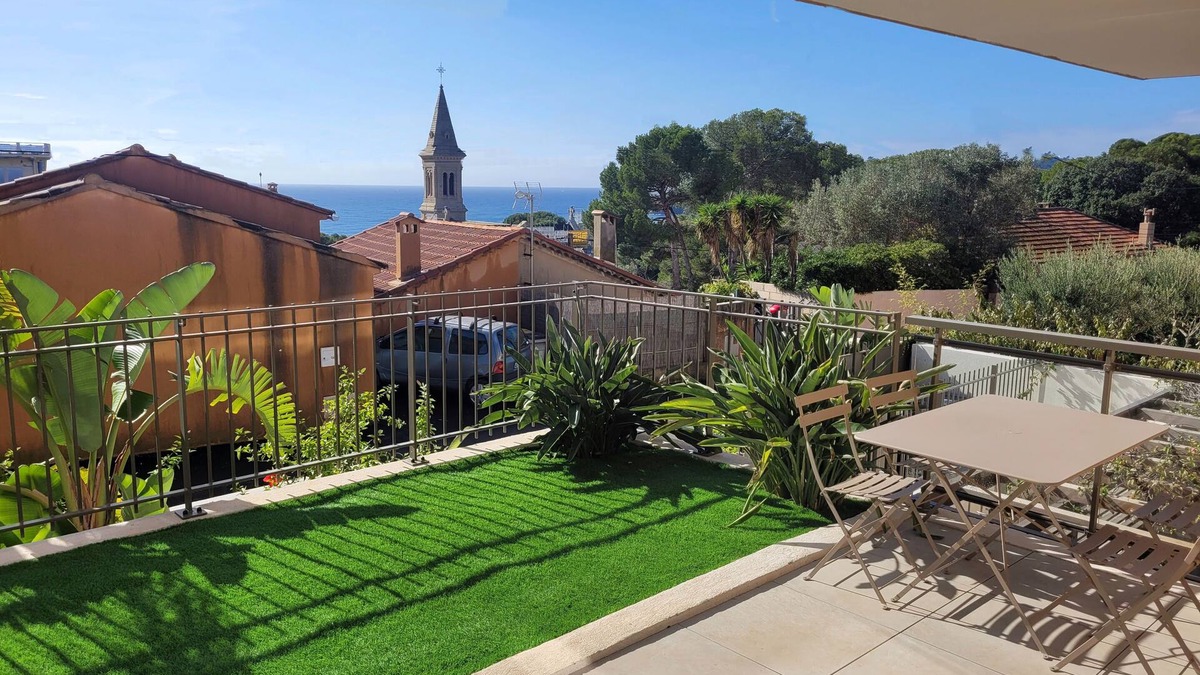 Giens Apartment | Apartment with garden and lovely sea view, 15-minute walk from the beaches.