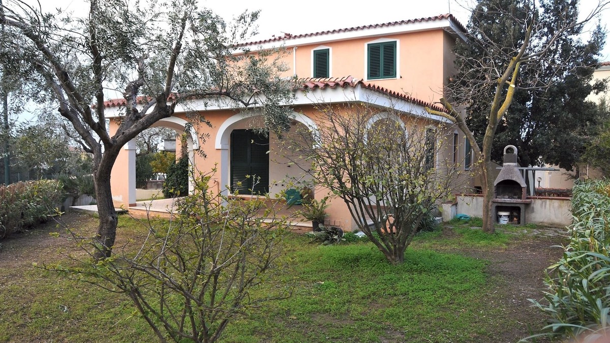 Orosei Apartment | Apartment with garden in a two-family house
