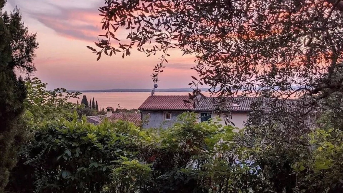 Cisano Apartment | Apartment with garden, terrace, communal pool, 500m to the lake