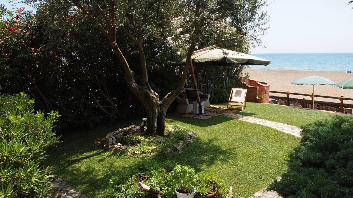 Latina Lido House | Apartment with garden on the beach.