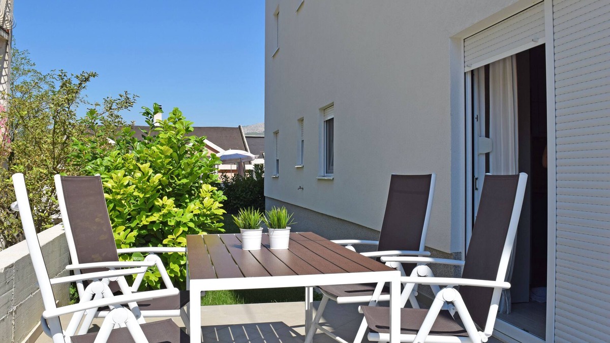 Stobrec Apartment | Apartment with garden/two bedrooms, wifi, private parking, near the beach