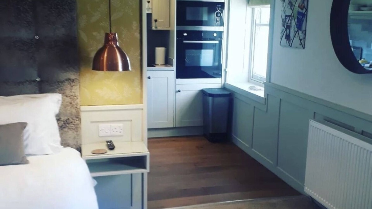 Slyne Apartment | Apartment with hot tub near Lake District