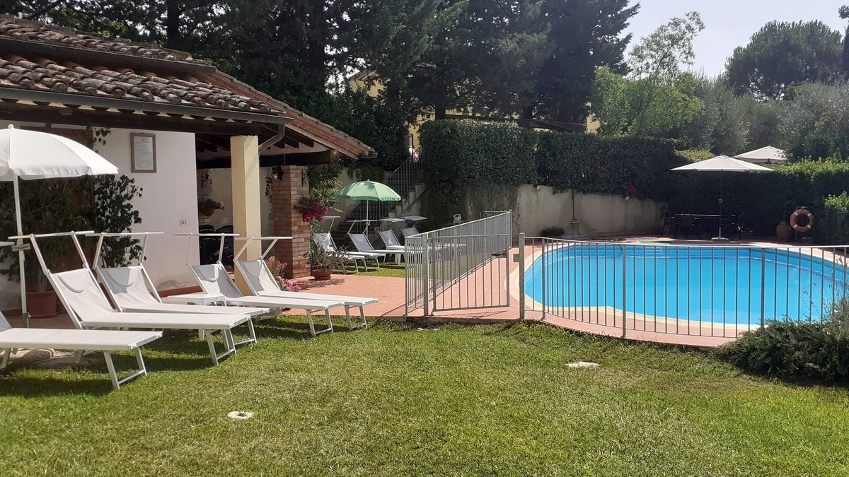 Gambassi Terme Apartment | APARTMENT WITH LARGE PRIVATE GARDEN IN FRONT.IDEAL FOR RELAXING