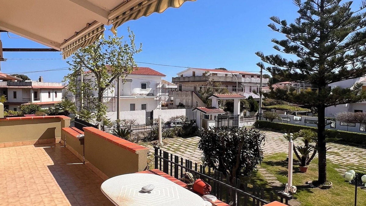 Montepaone Lido Apartment | Apartment with Terrace 3-bedroom - Montepaone Lido