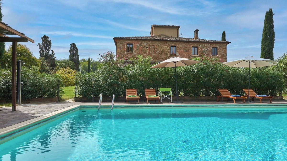 Torrita di Siena Apartment | Apartment with a beautiful covered terrace in front of the pool