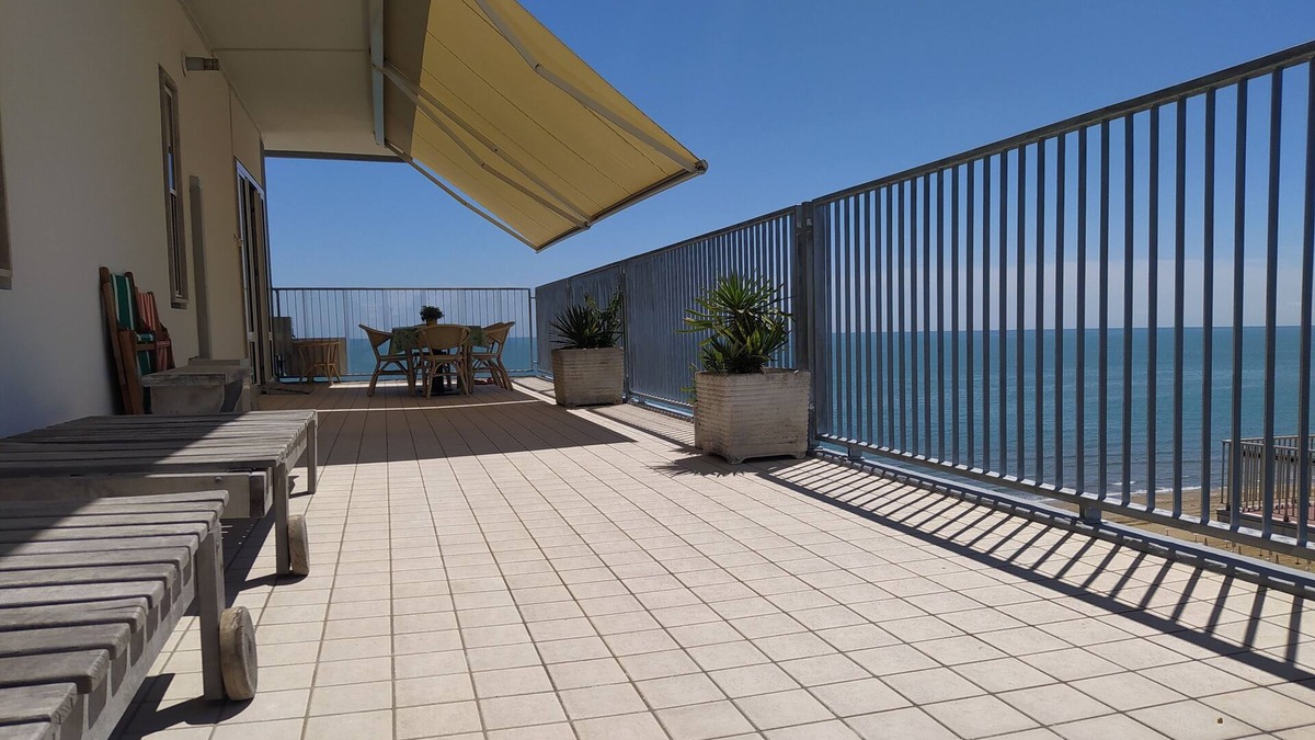 Faro Apartment | Apartment with large terrace right by the sea