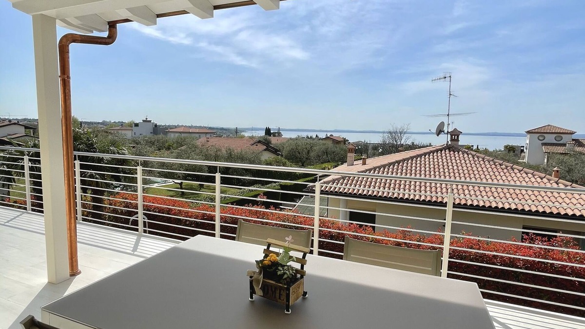 Montioni Apartment | Apartment with large terrace (lake view) and shared pool