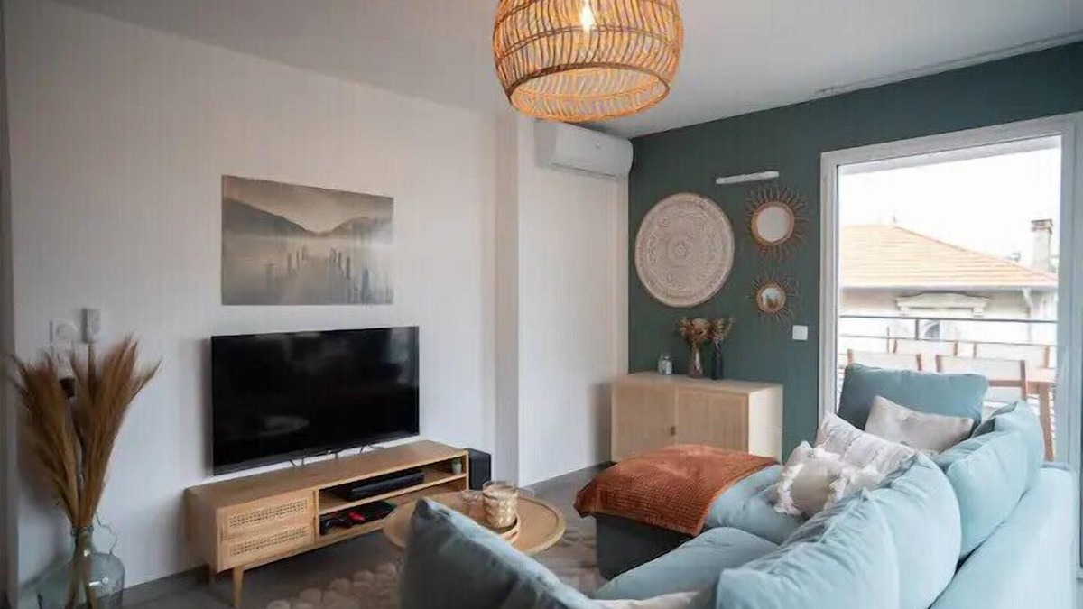Antibes Apartment | Apartment with mountain views in Antibes