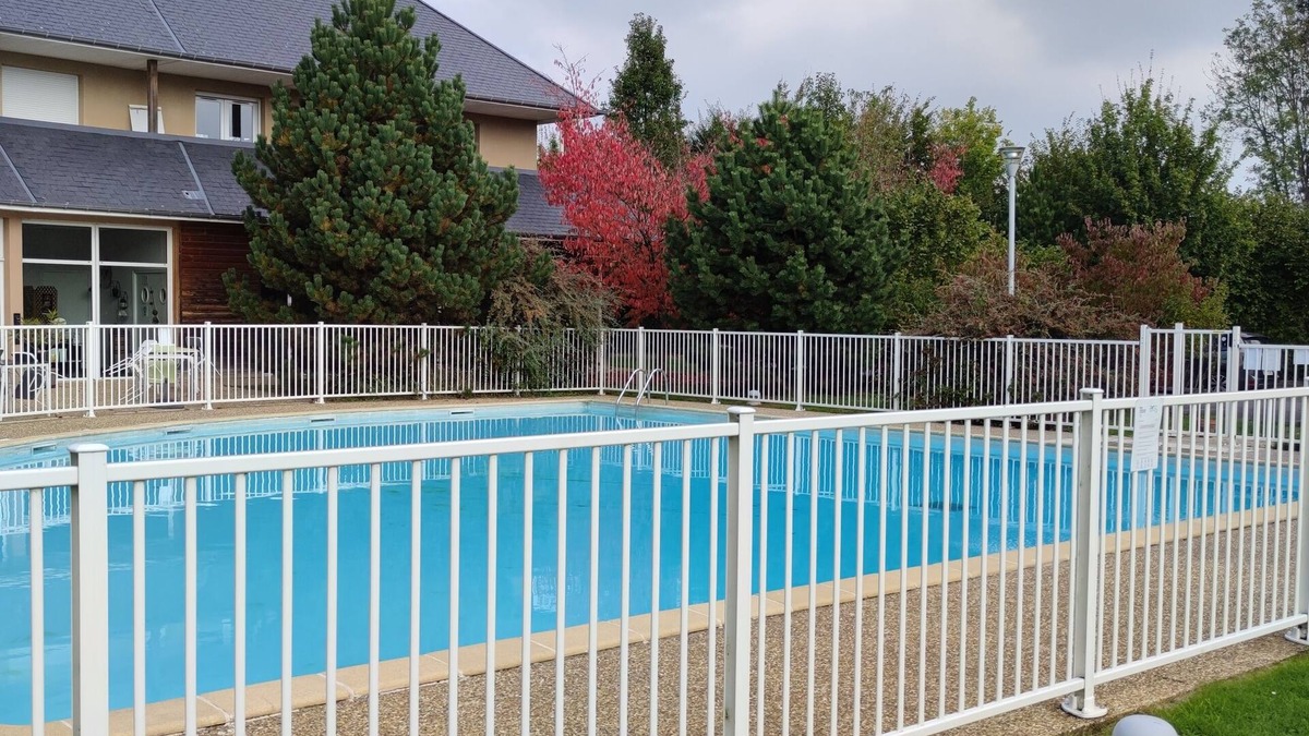 Equemauville Apartment | Apartment with pool near Honfleur