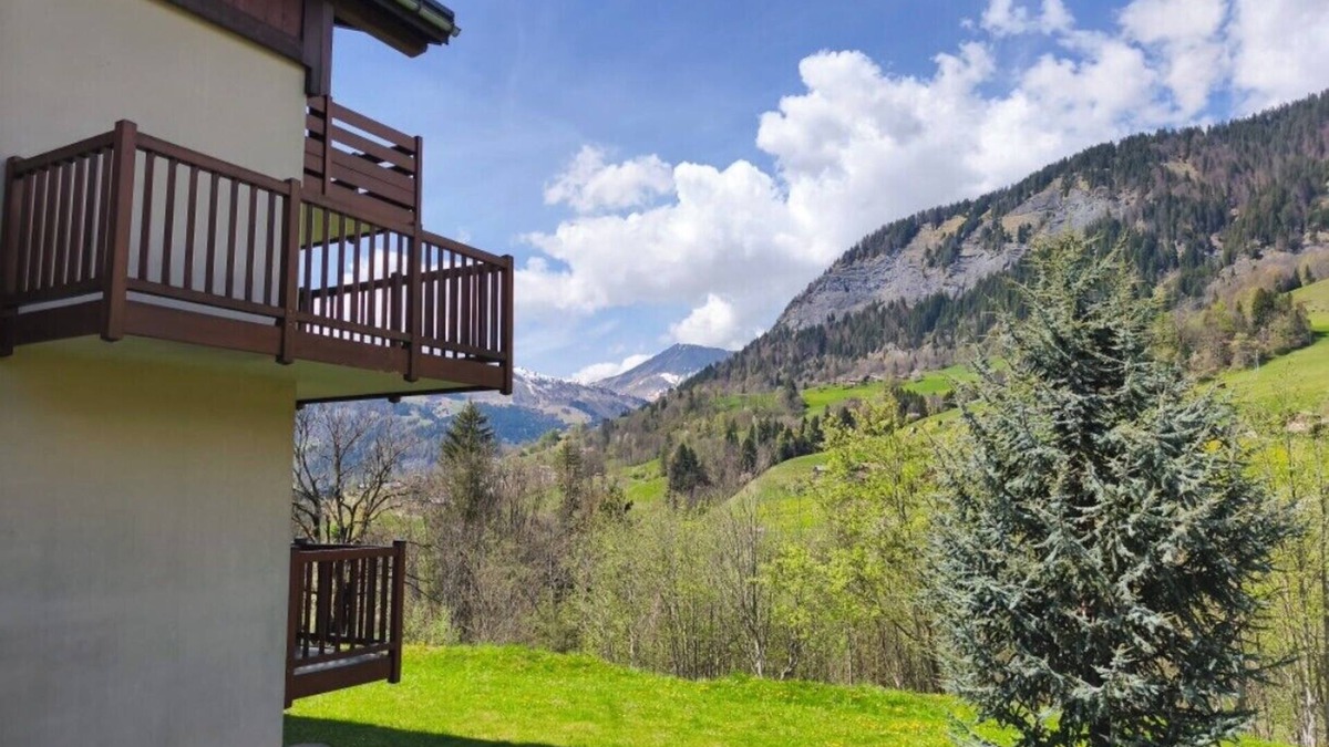 Flumet Apartment | Apartment with pool at the foot of the slopes