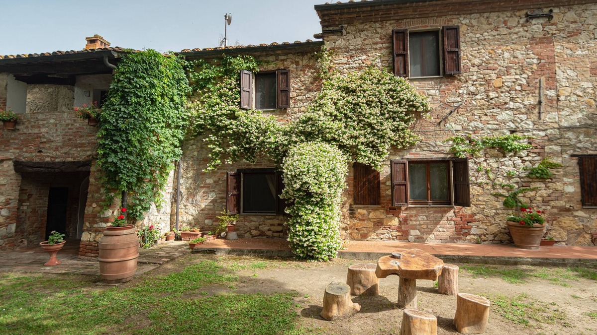 Castiglione del Lago Apartment | Apartment with pool away from the city