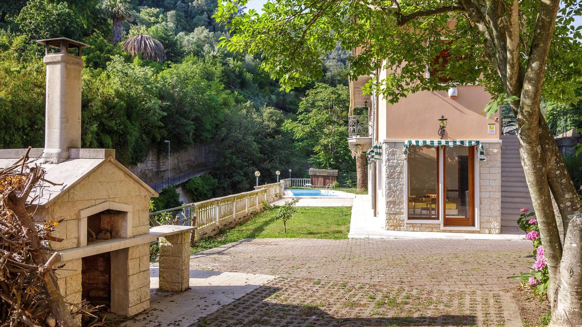 Sori Apartment | Apartment with pool, garden and parking in Sori, Golfo Paradiso, Liguria