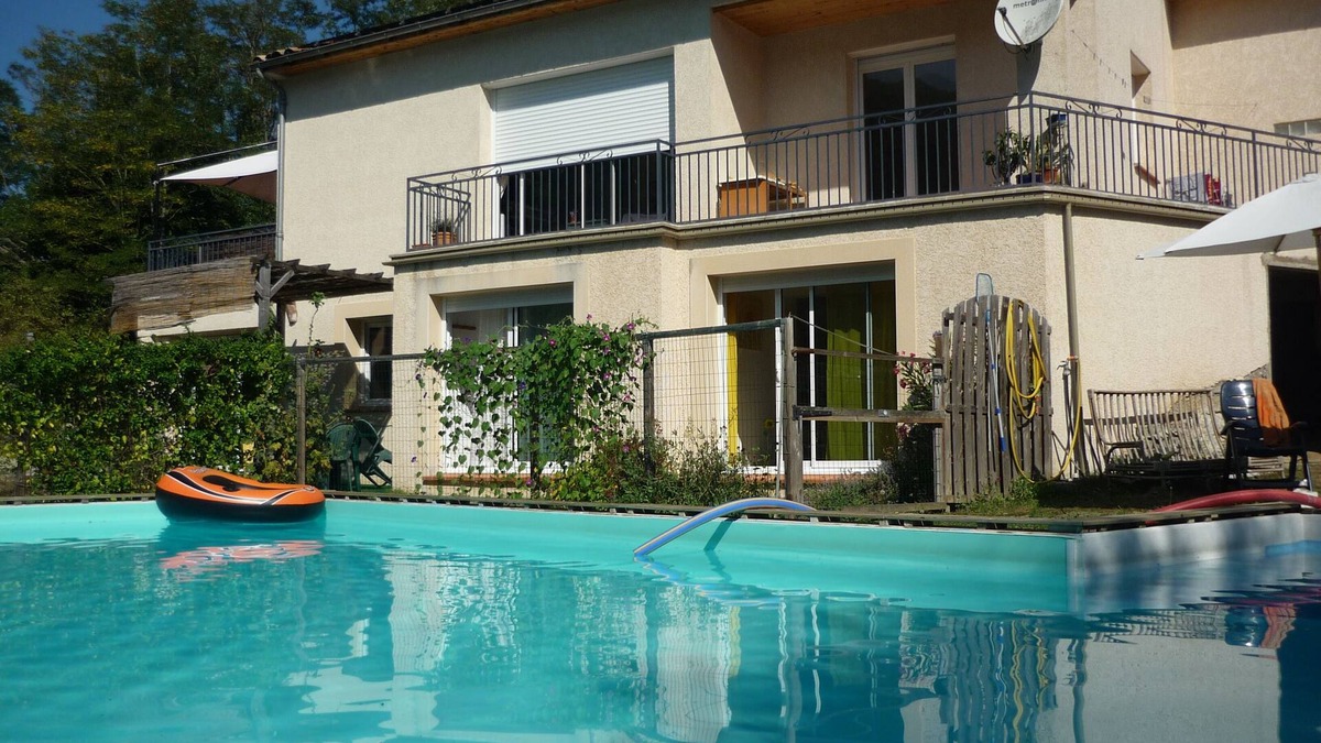 Arnave Apartment | Apartment with pool near to the Ariege valleys