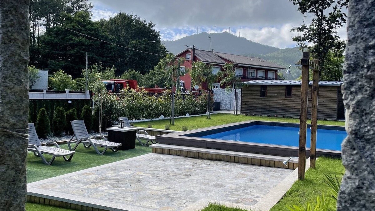 Outes Apartment | Apartment with pool steps from the beach