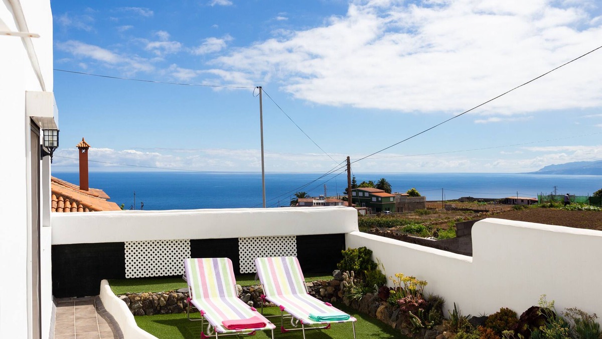 La Guancha Apartment | Apartment with private terrace in villa, beautiful sea and mountain view