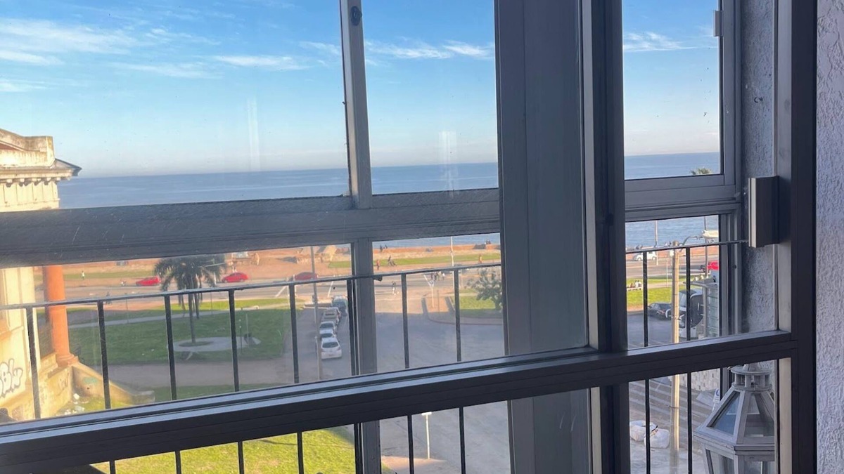 Ciudad Vieja Apartment | Apartment with sea view in old town in safe area with Wifi Chromecast