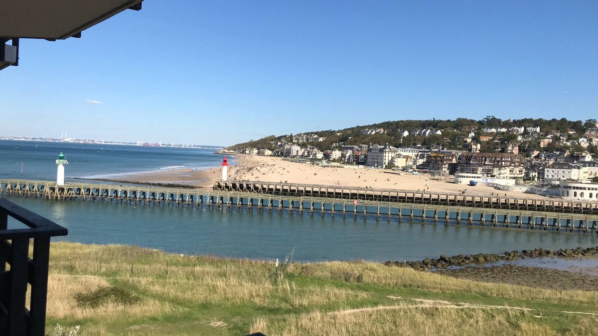 Deauville Apartment | Apartment with sea view, 5 minutes' walk from the beach.