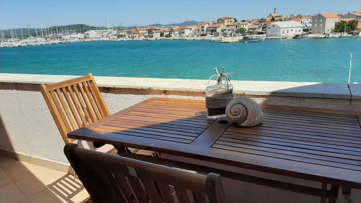 Murter Apartment | Apartment with sea view and next to the beach (20m)