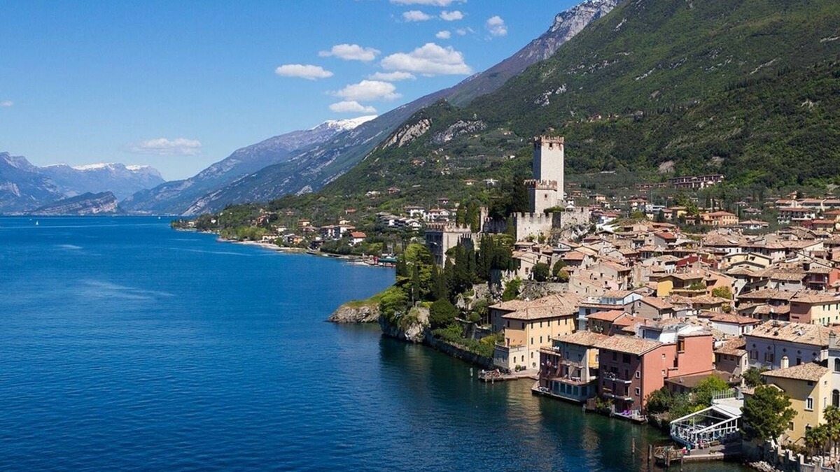 Campagnola Apartment | Apartment with spectacular lake view, large garden, 30m. from the beach