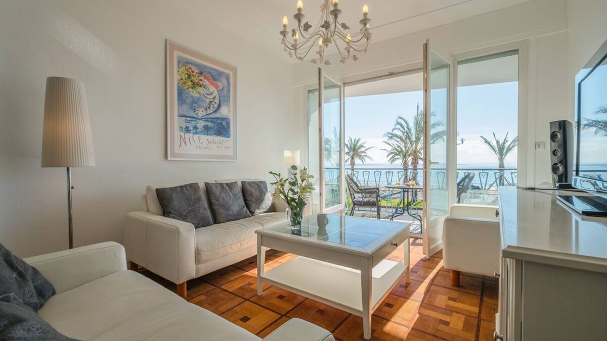 Les Baumettes Apartment | Apartment with spectacular sea view fronting the Promenade Des Anglais in Nice