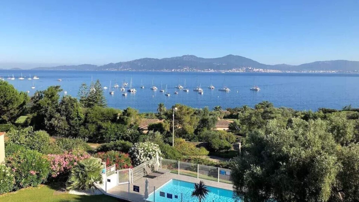Pietrosella Apartment | Apartment with superb sea view 200m from the beach and 10m from Porticcio