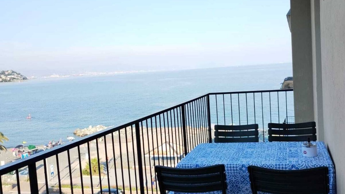 Cogoleto Apartment | Apartment with terrace facing the sea