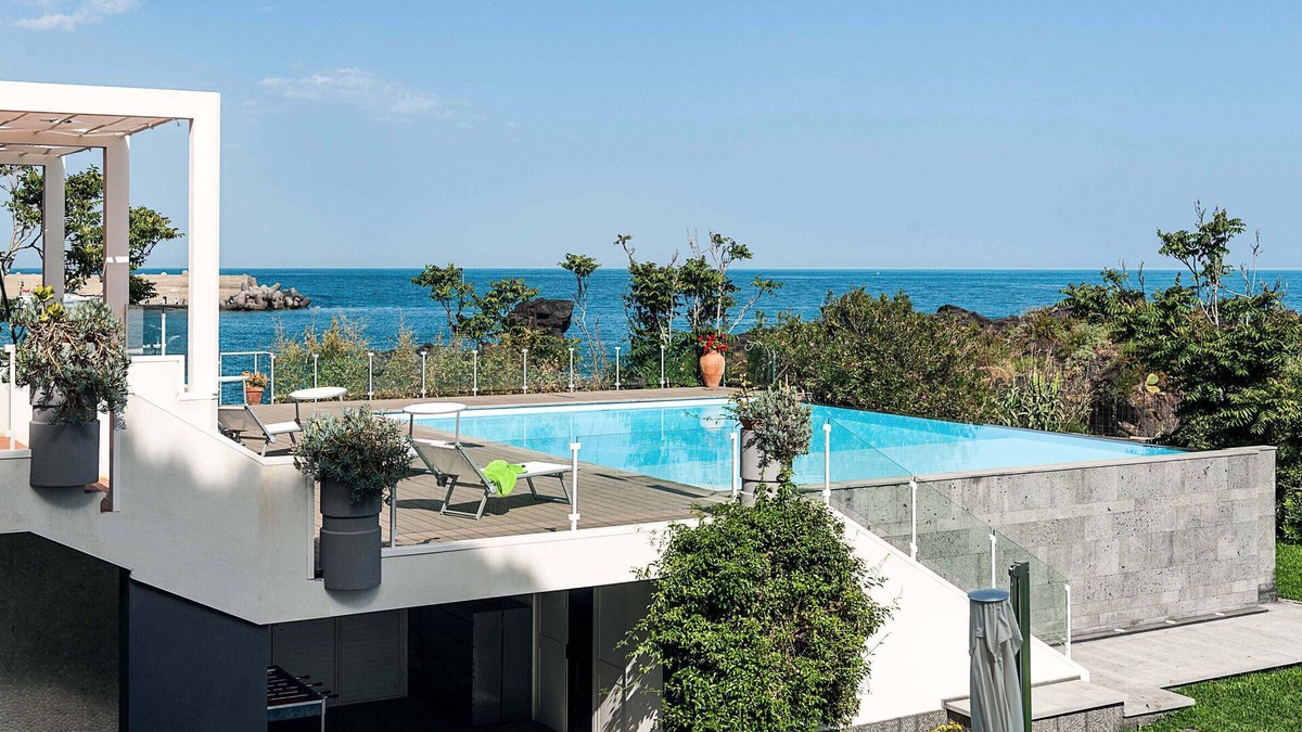 Stazzo Apartment | Apartment with terrace and direct access to the sea. Shared pool. Corallo