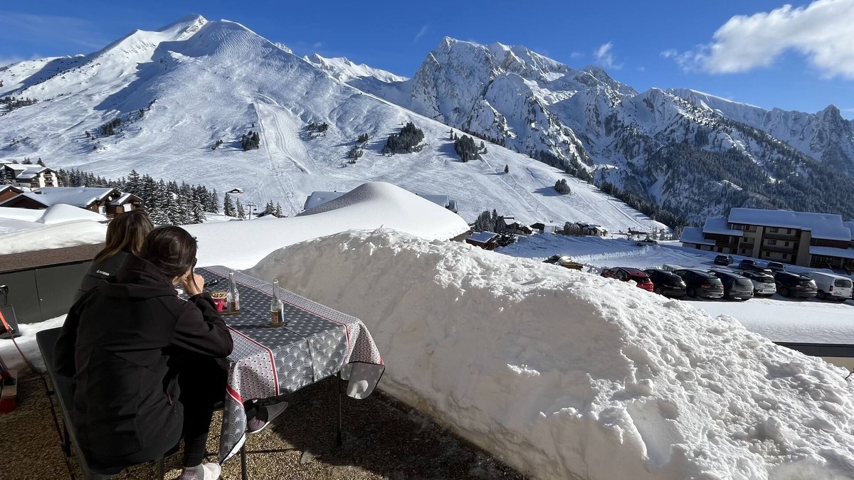 Manigod Apartment | Apartment with terrace, panoramic view and skis at your feet