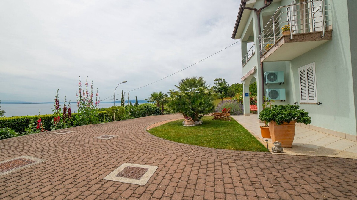 Volosko Apartment | Apartment with terrace, sea view and parking in its own courtyard