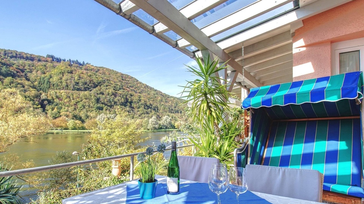 Bullay Apartment | Apartment with terrace on the banks and with a view of the Moselle