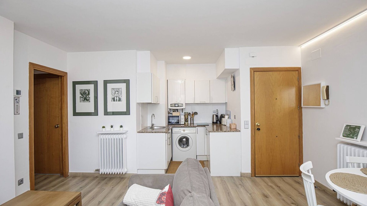Eixample Apartment | Apartment with very large balcony in Girona