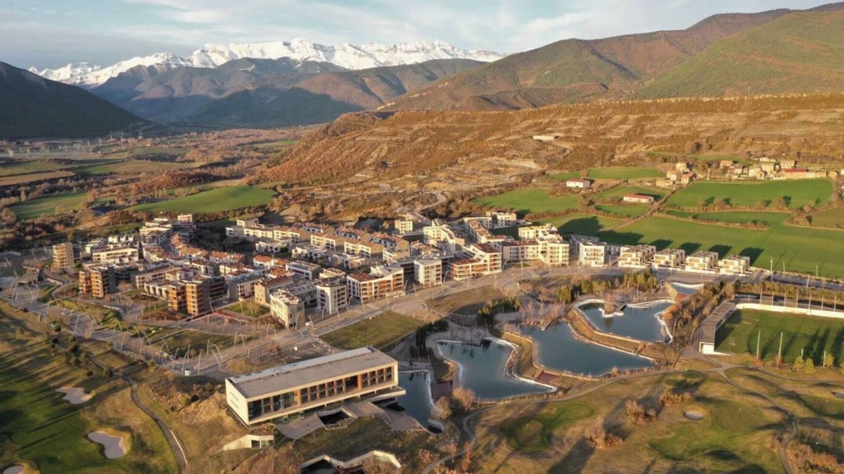 Abena Apartment | Apartment with views of the Pyrenees with free Wifi and Netflix