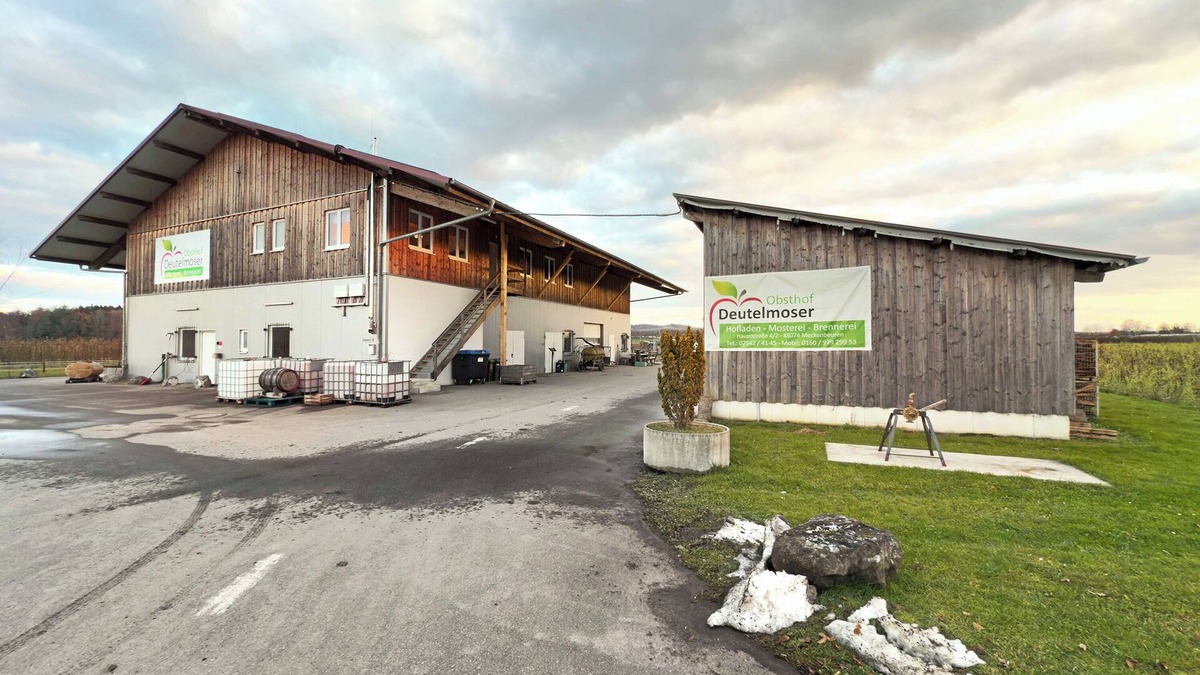 Meckenbeuren Apartment | Apartment 'Wohnung Beim Obsthof' with Mountain View and Wi-Fi