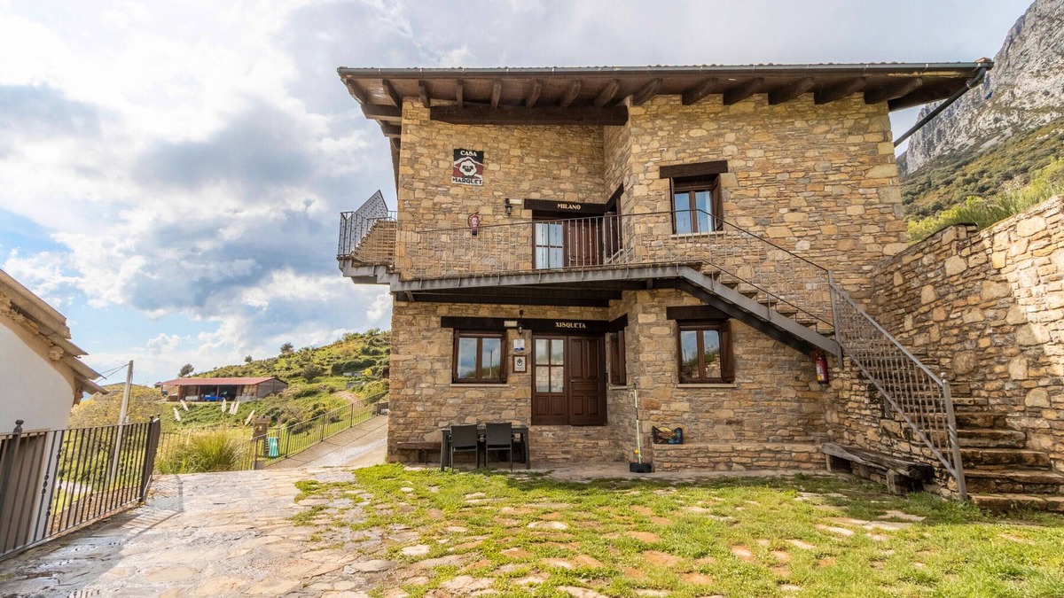 Valle de Lierp Apartment | Apartment 'Xisqueta' with Mountain View, Private Garden and Wi-Fi