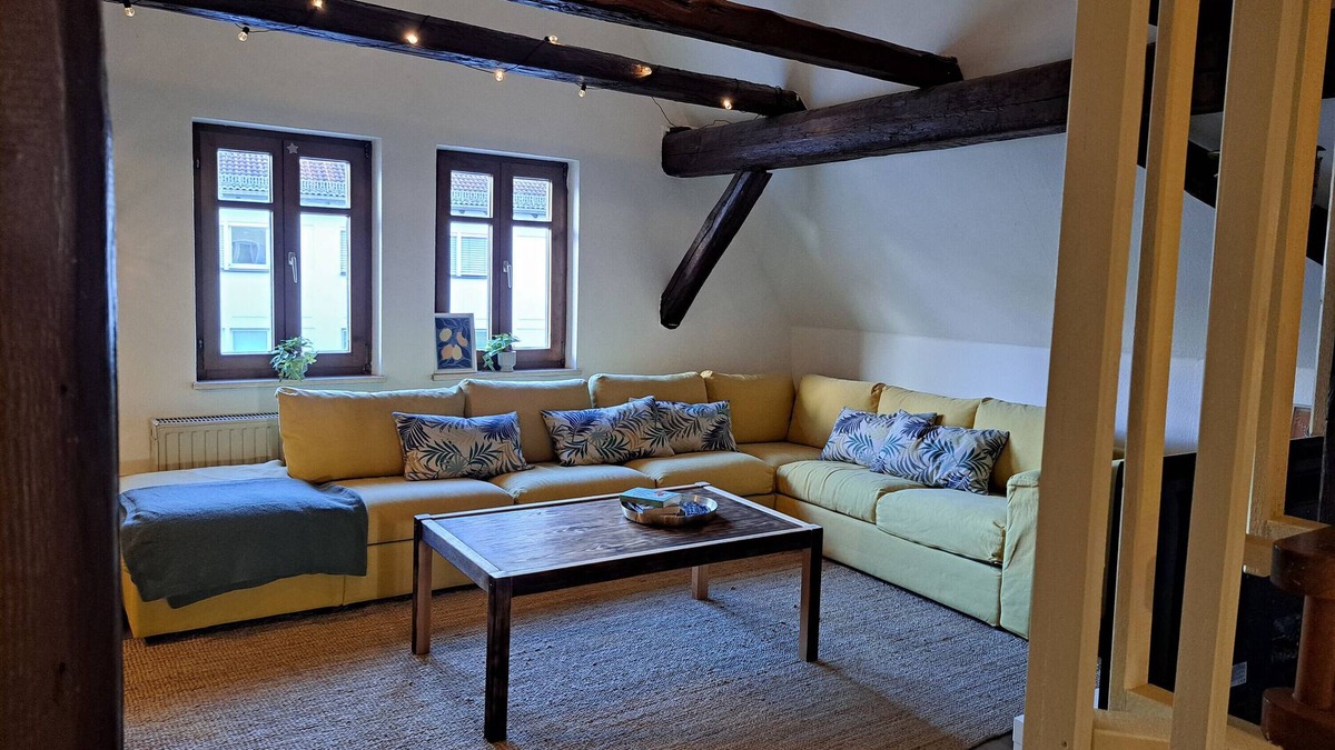 Gunzenhausen Apartment | Apartment 'Zentrale Altbau Fewo Marktplatz' with Wifi